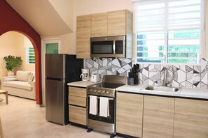 Microondas, horno, parrilla de estufa y cafetera y tetera 