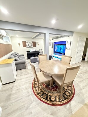 Interior - Private 3br & basement
3bth near Trail golf & Lake (Templeton)