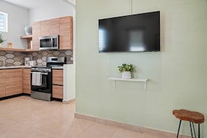 Coffee/tea maker, fridge, microwave, oven - Stylish 2 Br Apartment Steps from La Cerra (San Juan)