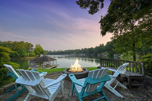 Paradise at Sunset Cove - Lakefront Getaway With Private Dock, Office, Firepit, Deck, & Pool Table