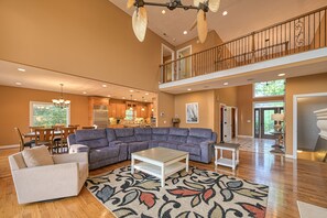 Living area - Paradise at Sunset Cove - Lakefront Getaway With Private Dock, Office, Firepit, Deck, & Pool Table (Moneta)