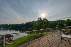 Outdoor dining - Paradise at Sunset Cove - Lakefront Getaway With Private Dock, Office, Firepit, Deck, & Pool Table (Moneta)