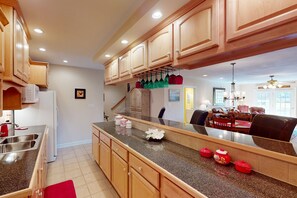House, Multiple Beds, Jetted Tub, Mountain View (Lakeshore Glenn) | Private kitchen - Lakeshore Glenn - Spacious Home W/shared Pool, Tennis & Basketball Courts (Huddleston)