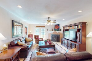 House, Multiple Beds, Jetted Tub, Mountain View (Lakeshore Glenn) | Living area - Lakeshore Glenn - Spacious Home W/shared Pool, Tennis & Basketball Courts (Huddleston)