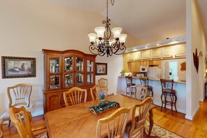 House, Multiple Beds, Jetted Tub, Mountain View (Lakeshore Glenn) | Dining - Lakeshore Glenn - Spacious Home W/shared Pool, Tennis & Basketball Courts (Huddleston)