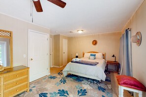2 bedrooms - A Quiet Cove - Lakefront Home on Quiet Cove With Private Dock & Floater (Moneta)