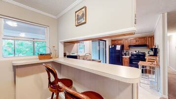 House, 2 Queen Beds (A Quiet Cove) | Private kitchen