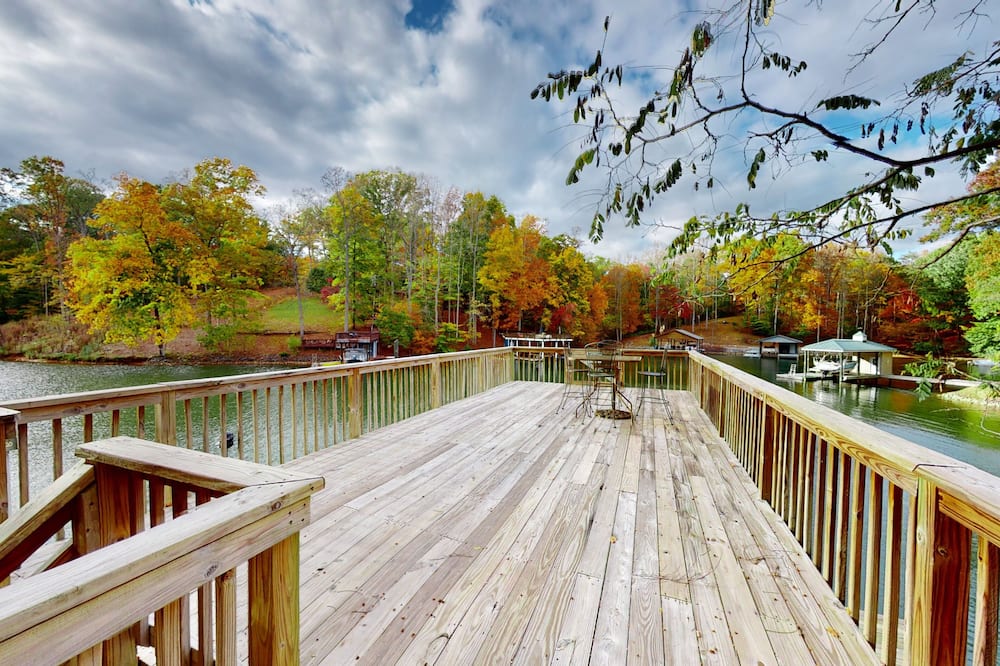 A Quiet Cove - Lakefront Home on Quiet Cove With Private Dock & Floater - Hurt, VA