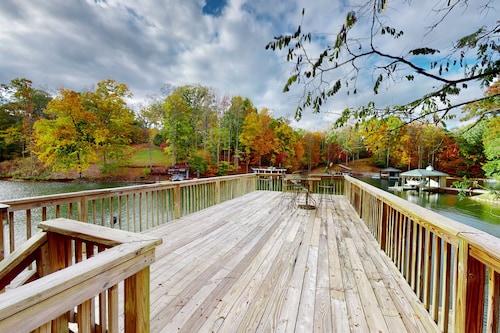 A Quiet Cove - Lakefront Home on Quiet Cove With Private Dock & Floater