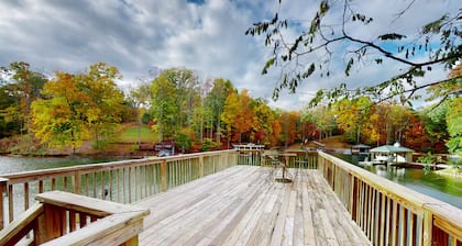 A Quiet Cove - Lakefront Home on Quiet Cove With Private Dock & Floater