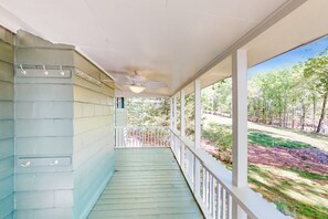 Terrace/patio - Jewelbox Cottage - Dog-friendly Lakefront Home With Private Dock, Canoe & Sups (Huddleston)