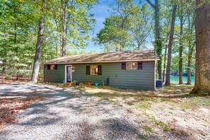 Exterior - Jewelbox Cottage - Dog-friendly Lakefront Home With Private Dock, Canoe & Sups (Huddleston)