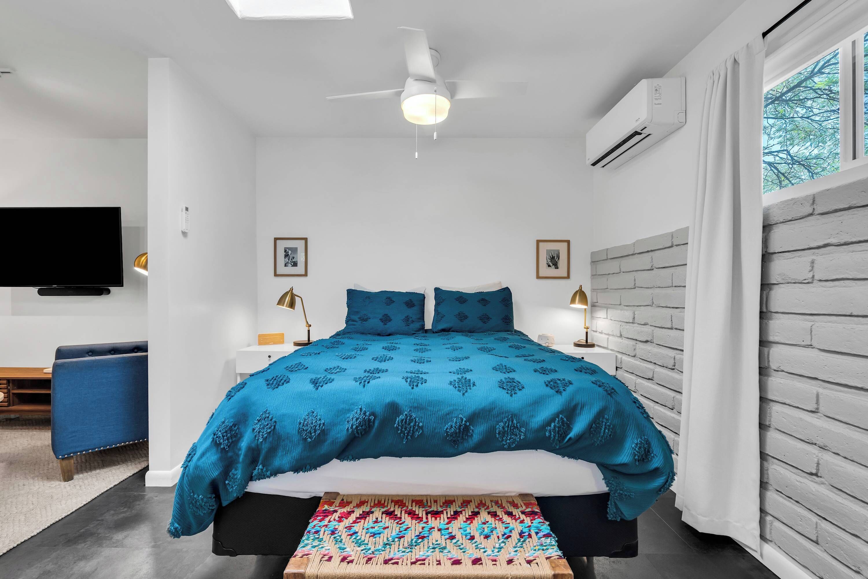 Travel crib, WiFi, bed sheets