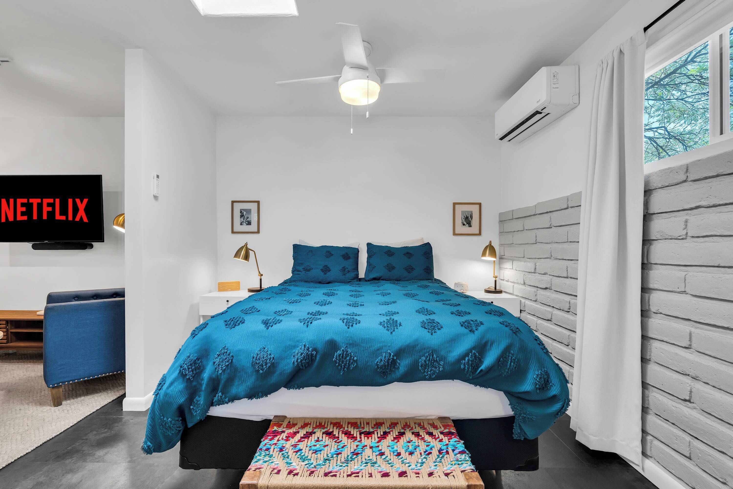 Travel crib, WiFi, bed sheets