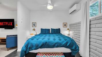 Travel crib, WiFi, bed sheets