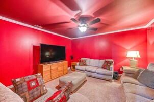 House, Multiple Beds, Patio (SML Ski School) | Living area