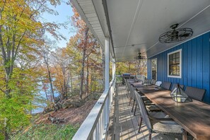 Outdoor dining - SML Ski School - Pet Friendly Lake Lodge With Waterfront Deck, Firepit, & Game Room (Moneta)