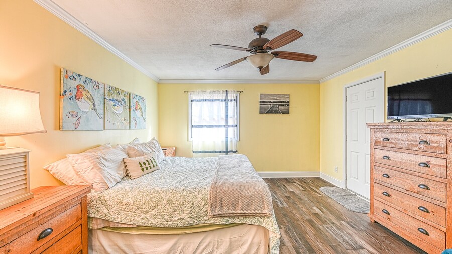 SML Ski School - Pet Friendly Lake Lodge With Waterfront Deck, Firepit, & Game Room
