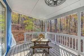Outdoor dining - SML Ski School - Pet Friendly Lake Lodge With Waterfront Deck, Firepit, & Game Room (Moneta)