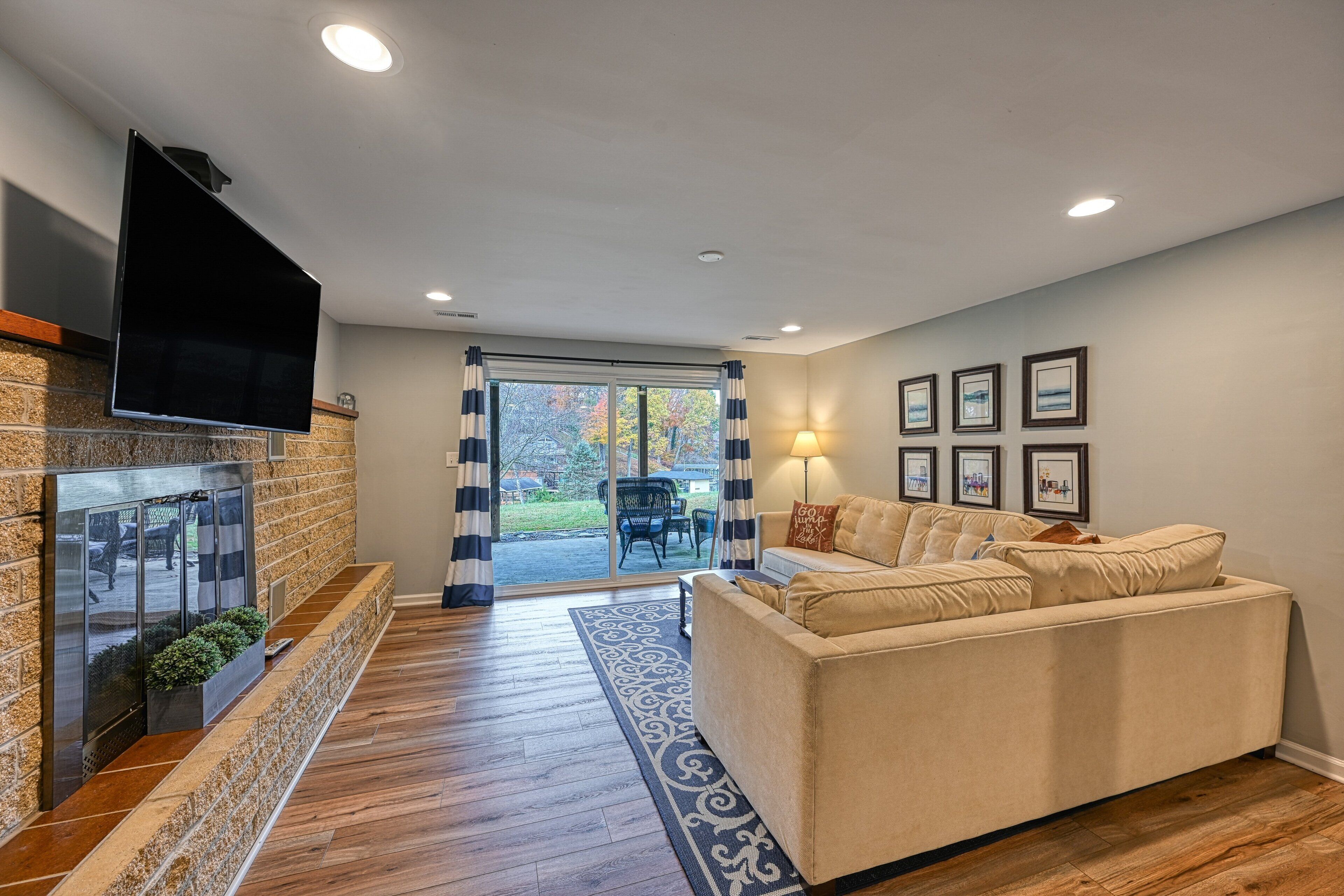 House, Multiple Beds, Hot Tub (Yellow Fellow) | Living area