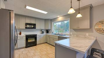 House, Multiple Beds, Hot Tub (Yellow Fellow) | Private kitchen