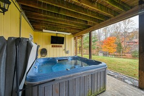 Terrace/patio - Yellow Fellow - Lake House With hot Tub, Waterfront Deck, Swimming Cove & Firepit (Moneta)
