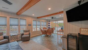 House, Multiple Beds, Hot Tub (Yellow Fellow) | Interior