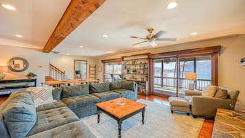 House, Multiple Beds (The Lodge on Smith Mountain Lake) | Living area