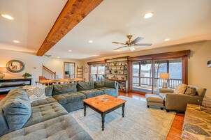 Casa, varias camas (The Lodge on Smith Mountain Lake) | Zona de estar