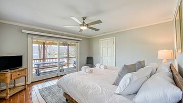 Nhà, nhiều giường (The Lodge on Smith Mountain Lake) | 4 phòng ngủ, trang trí khác biệt