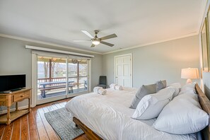 House, Multiple Beds, Hot Tub (The Lodge on Smith Mountain Lake) - The Lodge on Smith Mountain Lake - Lakefront Cabin w/ Dock, hot tub & Pool Table (Huddleston)