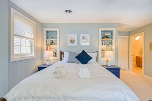 4 bedrooms - The Lodge on Smith Mountain Lake - Lakefront Cabin w/ Dock, hot tub & Pool Table (Huddleston)