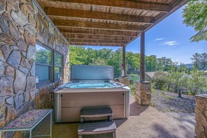 Terrace/patio - The Lodge on Smith Mountain Lake - Lakefront Cabin w/ Dock, hot tub & Pool Table (Huddleston)