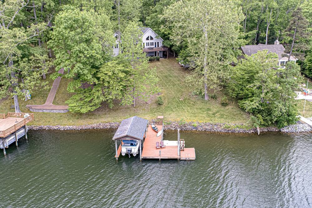 S'thern Rock - Lakefront Home With Views, Dock, Screened Porch, Kayak & Canoe - Altavista, VA