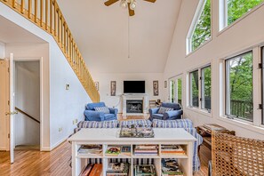 Living area - S'thern Rock - Lakefront Home With Views, Dock, Screened Porch, Kayak & Canoe (Moneta)