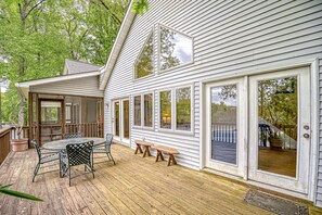 Outdoor dining - S'thern Rock - Lakefront Home With Views, Dock, Screened Porch, Kayak & Canoe (Moneta)