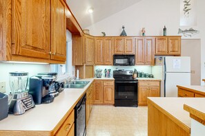 Private kitchen - A Kerr Home - Waterfront Home With Private Dock, Lake Views, Kayaks, Paddleboat, & Pool Table (Moneta)
