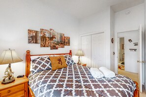 3 bedrooms - A Kerr Home - Waterfront Home With Private Dock, Lake Views, Kayaks, Paddleboat, & Pool Table (Moneta)