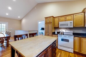 Private kitchen - Orr at Waterways - Great Home With Powered Dock, Boat Launch, Outdoor Pool, & Beach (Huddleston)