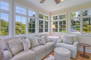 Living area - Soulshine Smith Mountain Lake - Lakefront Home With Amazing Views (Moneta)