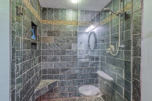 Casa, letti multipli, patio (Soulshine Smith Mountain Lake) | Bagno