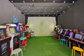 Game room - Chic Waters - Spacious Lakefront Condo W/shared Pool, hot Tub, Tennis Court, Private Balcony (Huddleston)