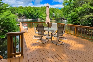 Outdoor dining - Osprey Cove - Custom Lakefront Home With 2-story Dock, Wifi, Game Room and Fireplace (Moneta)