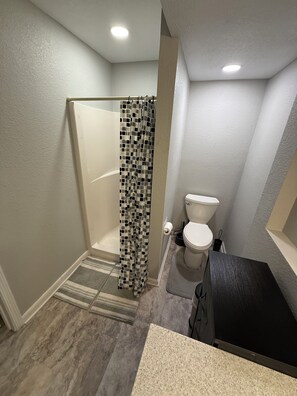 シャワー、タオル、トイレットペーパー