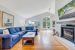 Casa, varias camas (The Lake House on Sunset Point) | Área de sala de estar