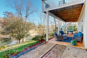 Outdoor dining - The Lake House on Sunset Point - Lakefront Home With Private Dock & Pool Table (Moneta)