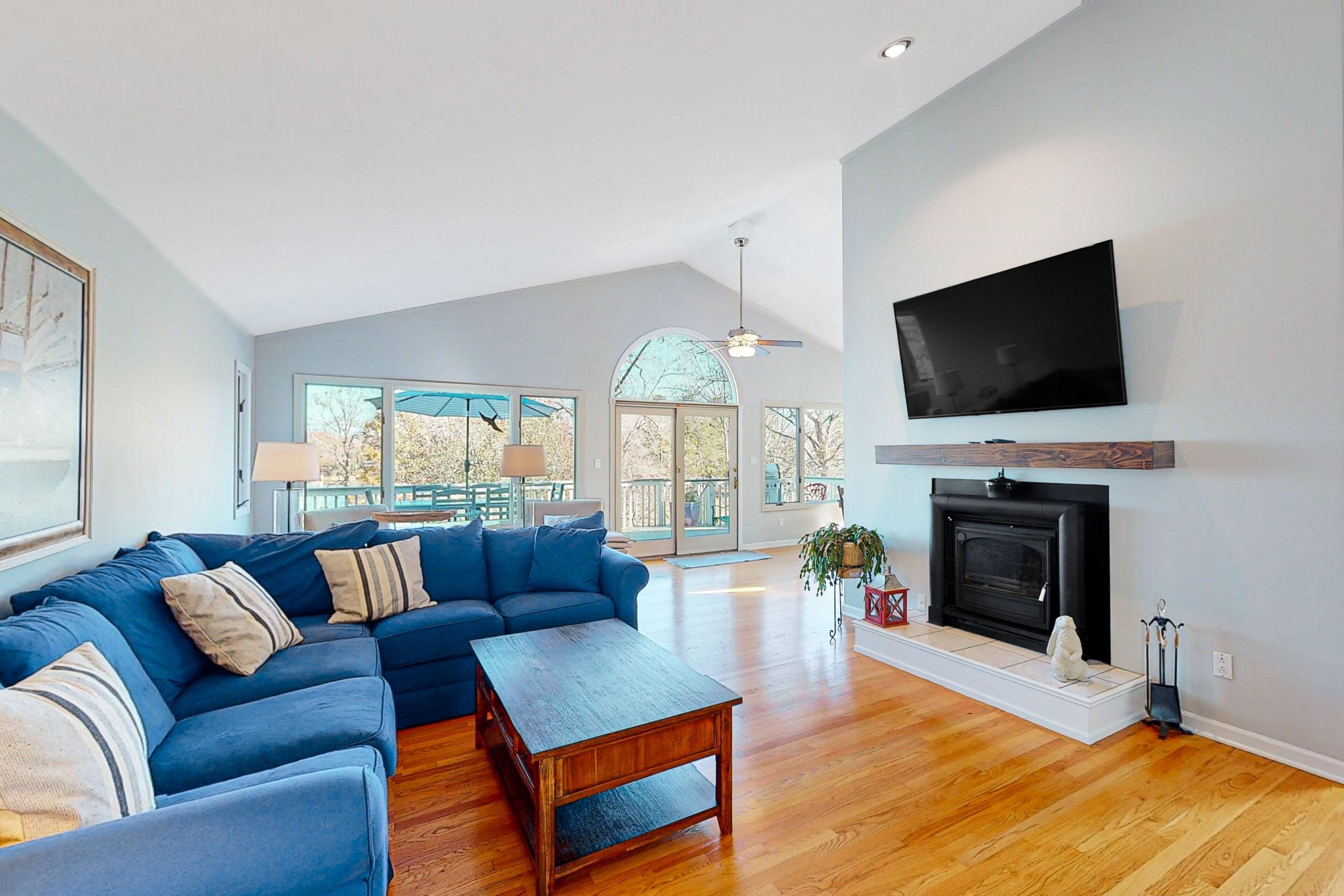 House, Multiple Beds, Patio (The Lake House on Sunset Point) | Living area