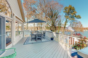 Outdoor dining - The Lake House on Sunset Point - Lakefront Home With Private Dock & Pool Table (Moneta)