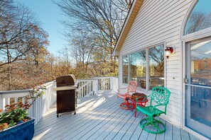 Terrace/patio - The Lake House on Sunset Point - Lakefront Home With Private Dock & Pool Table (Moneta)
