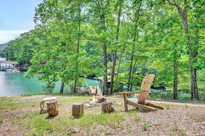 Property grounds - The Main House - Lakefront Home With Private hot tub & Balcony (Huddleston)